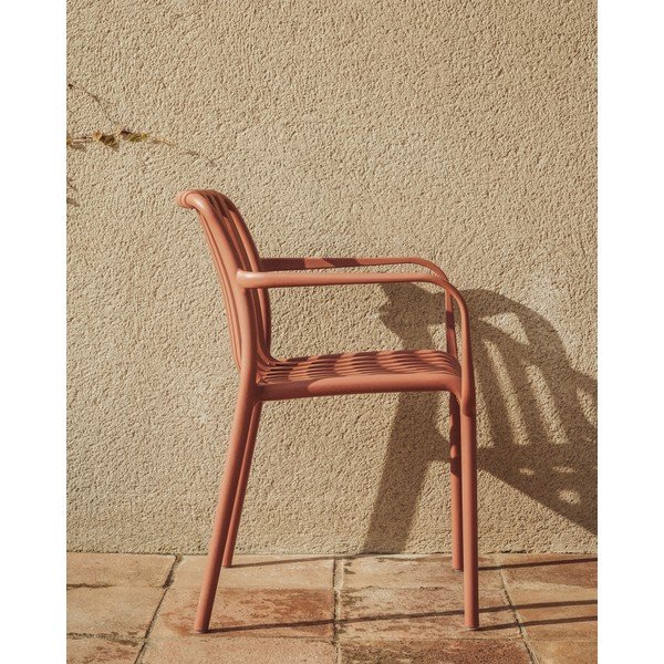 Terakotos spalvos plastikinė sodo kėdė Isabellini – Kave Home-image-2