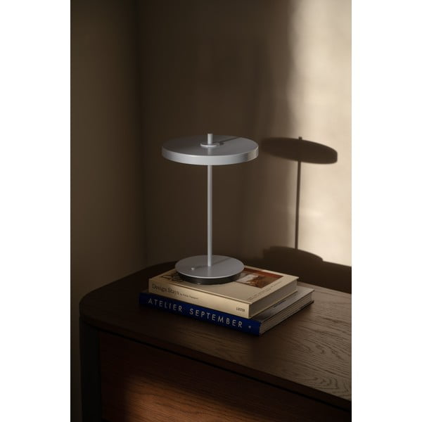 Šviesiai mėlynos spalvos iš metalo stalinis šviestuvas LED (aukštis 31 cm) su metaliniu gaubtu Asteria Move – UMAGE-image-3