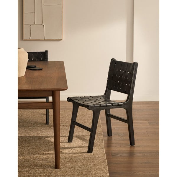 Iš raudonmedžio masyvo valgomojo kėdė juodos spalvos Calixta – Kave Home-image-1