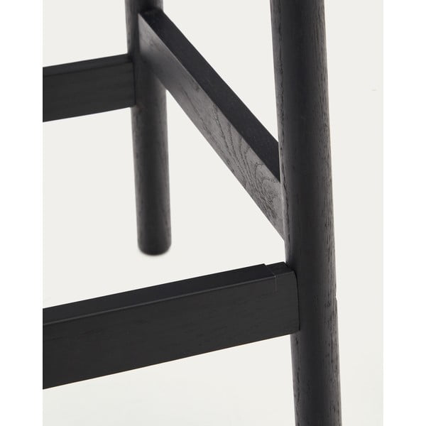 Juodos spalvos/natūralios spalvos iš ąžuolo masyvo baro kėdžių komplektas 2 vnt. (sėdynės aukštis 66 cm) Yalia – Kave Home-image-3