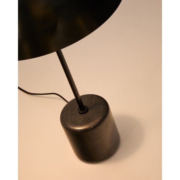 Juodos spalvos iš marmuro stalinis šviestuvas (aukštis 58 cm) su metaliniu gaubtu Sayra – Kave Home-image-2