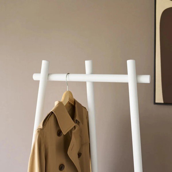 Baltos spalvos iš metalo palto stovas 43x153,5 cm Tower Tri-Post – YAMAZAKI-image-3