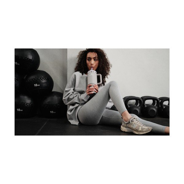 Šviesiai pilkos spalvos iš nerūdijančio plieno su šiaudeliu termosas 1,18 l Quencher H2.0 FlowState Tumbler Ash – Stanley-image-4