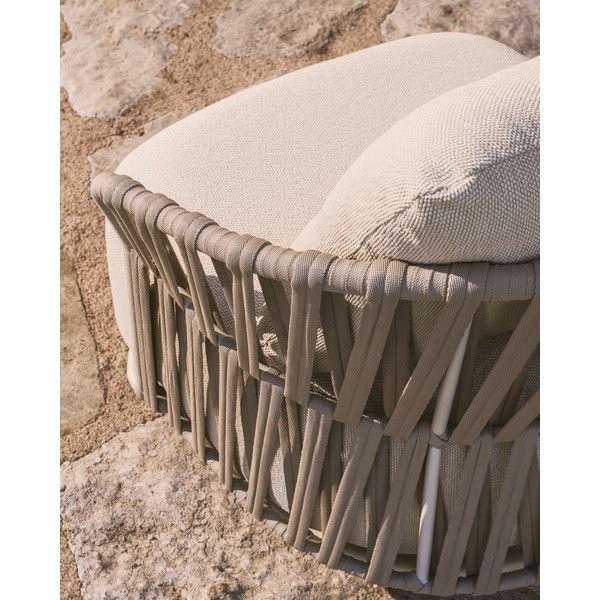 Kreminės spalvos/taupe spalvos paminkštinto audinio sodo krėslas Osani – Kave Home-image-3