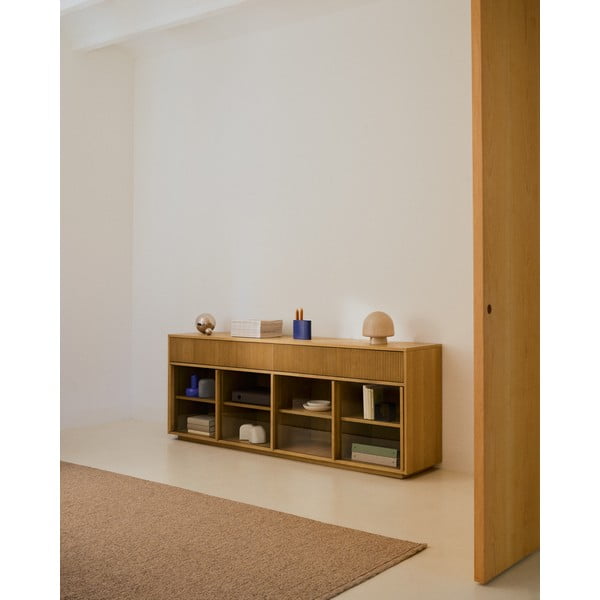 Natūralios spalvos vitrina iš ąžuolo su stumdomomis durimis 200x80x40 cm Helvine – Kave Home-image-1