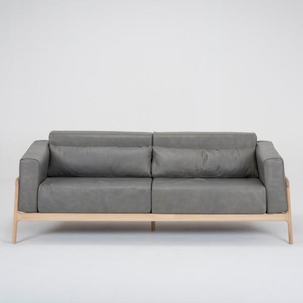 Tamsiai pilka buivolo odos sofa su ąžuolo masyvo konstrukcija Gazzda Fawn, 210 cm