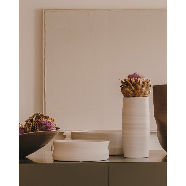 Vaza baltos spalvos iš keramikos Macae – Kave Home-image-1