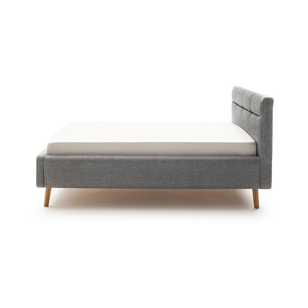 Pilkos spalvos dvigulė lova audiniu dengta su sandėliavimo vieta su lovos grotelėmis 140x200 cm Lotte – Meise Möbel-image-4