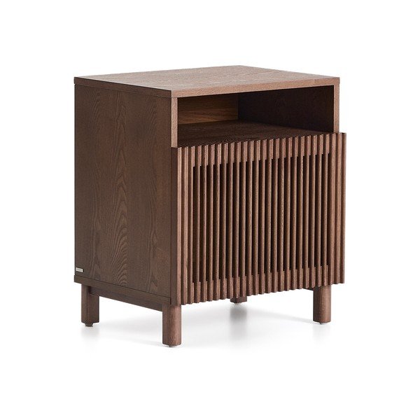 Tamsiai rudos spalvos naktinis staliukas iš riešutmedžio su lentynomis Beyla – Kave Home-image-3