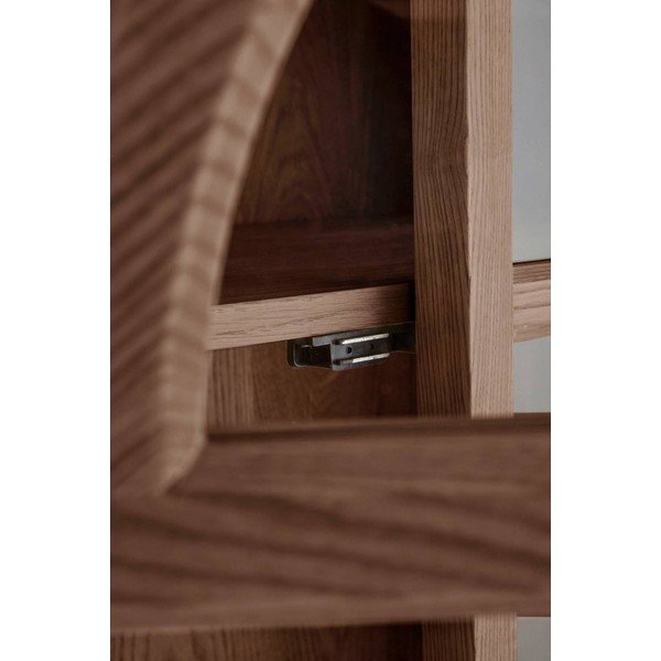 Tamsios natūralios spalvos vitrina iš riešutmedžio 90x195x40 cm Sandor – Jotex-image-2