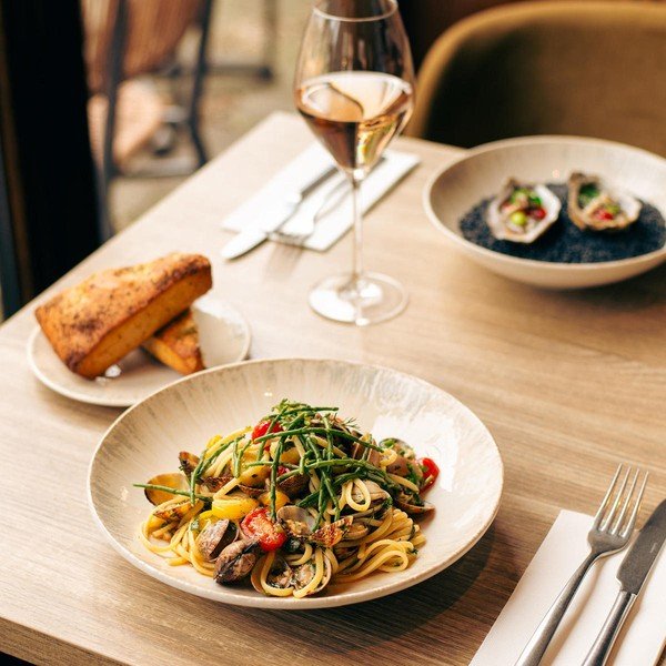 Šviesiai pilkos spalvos sriubos iš porceliano  lėkštė ø 25,5 cm Nuance – BonBistro-image-1