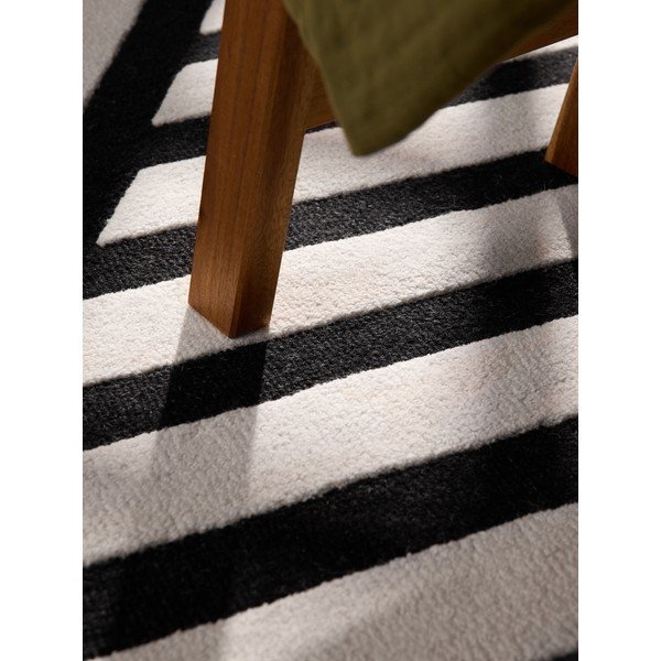 Rankų darbo juodos ir baltos spalvos iš vilnos kilimas 120x180 cm Stryve Noir – Elle Decoration-image-3