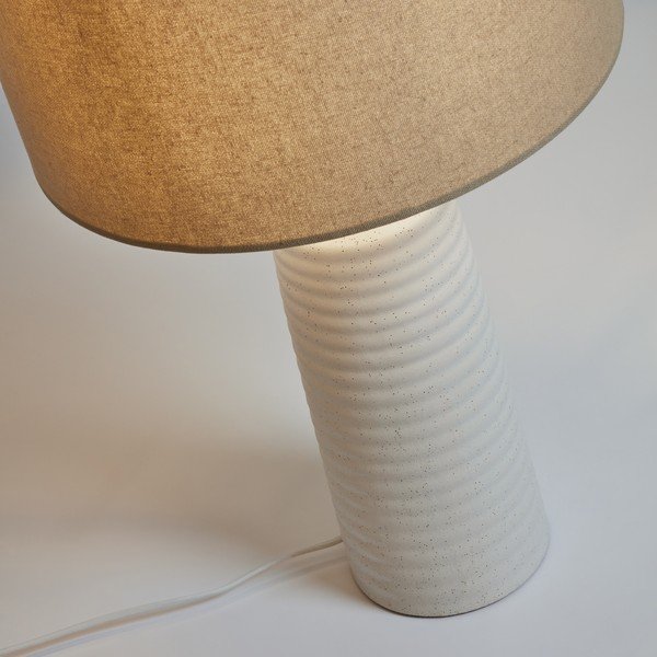Baltos spalvos/smėlio spalvos iš keramikos stalinis šviestuvas (aukštis 58 cm) su tekstiliniu gaubtu Mijal – Kave Home-image-4