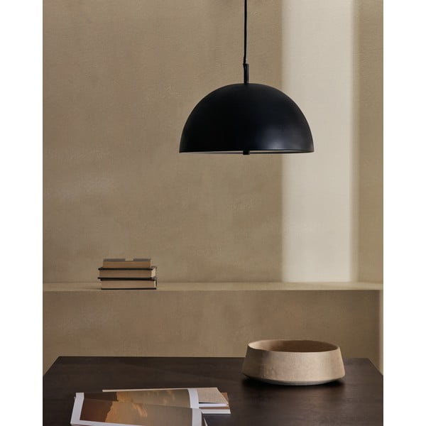 Juodos spalvos kabantis šviestuvas ø 39,5 cm su metaliniu gaubtu Catlar – Kave Home-image-1