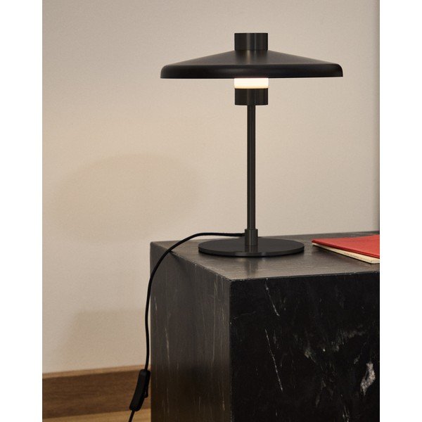 Juodos spalvos stalinis šviestuvas (aukštis 32,5 cm) su metaliniu gaubtu Nuvira – Kave Home-image-1