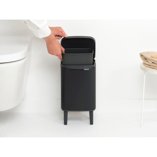 Matinės juodos spalvos iš plieno šiukšliadėžė 4 l Bo Hi – Brabantia-image-2