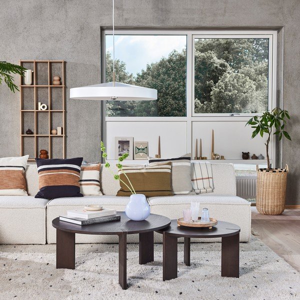 Tamsios natūralios spalvos iš uosio masyvo apvalios formos kavos staliukas ø 65 cm Oy – OYOY Living Design-image-2