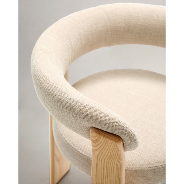 Smėlio spalvos/natūralios spalvos iš uosio masyvo valgomojo kėdė su porankiais Granite – Kave Home-image-3