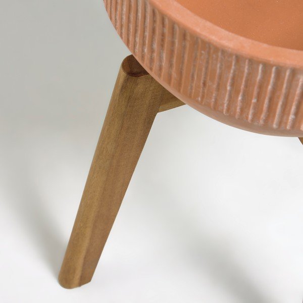 Terakotos spalvos vazonas ant medinio stovo Kave Home Suba, aukštis 40 cm-image-2