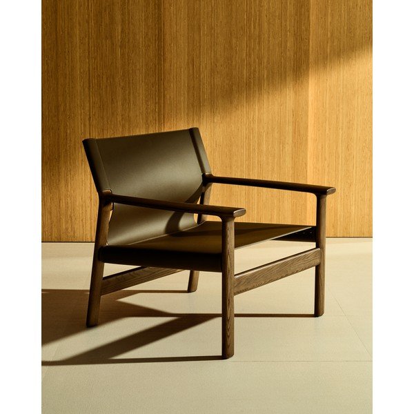 Tamsiai rudos spalvos krėslas iš odos Jan – Kave Home-image-1