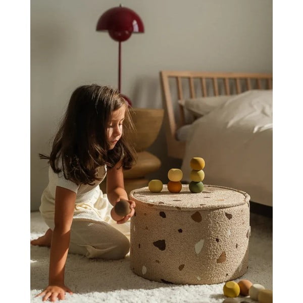 Šviesiai rudos spalvos iš boucle/iš šenilinio audinio vaikiškas pufas Terrazzo – Wigiwama-image-1