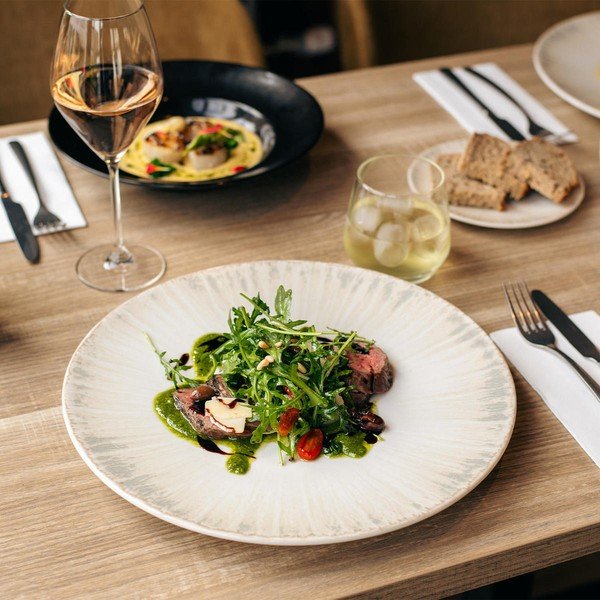 Šviesiai pilkos spalvos skirta serviravimui iš porceliano  lėkštė ø 32 cm Nuance – BonBistro-image-1