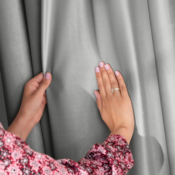 Šviesiai pilkos spalvos iš velveto pritemdymas (dalinis užtemimas) užuolaida 140x270 cm Pleat – Restilo-image-1