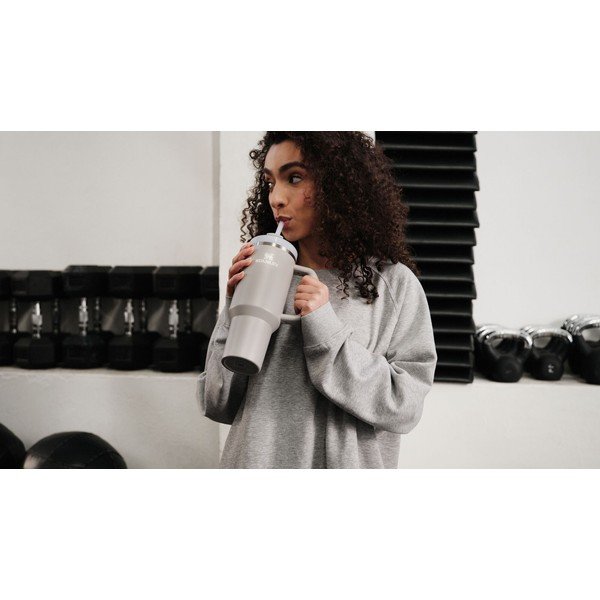 Šviesiai pilkos spalvos iš nerūdijančio plieno su šiaudeliu termosas 890 ml Quencher H2.O FlowState™ Tumbler Ash – Stanley-image-4