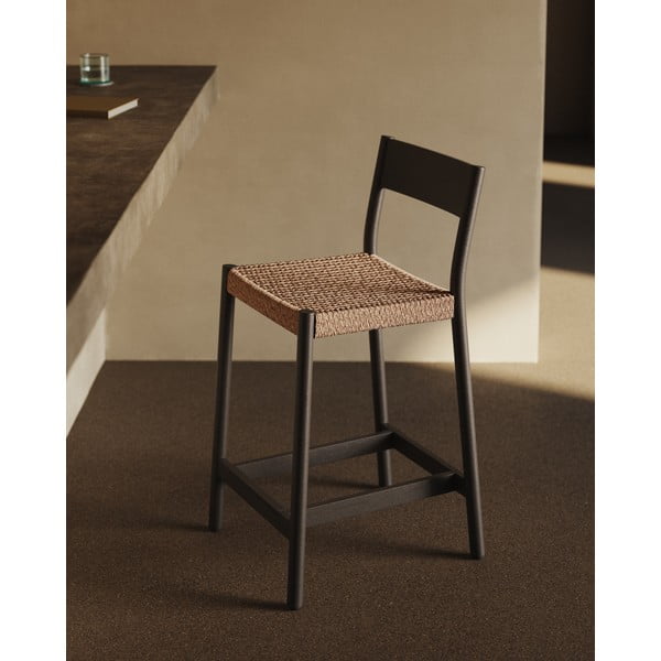 Juodos spalvos/natūralios spalvos iš ąžuolo masyvo baro taburetė (sėdynės aukštis 65 cm) Yalia – Kave Home-image-1