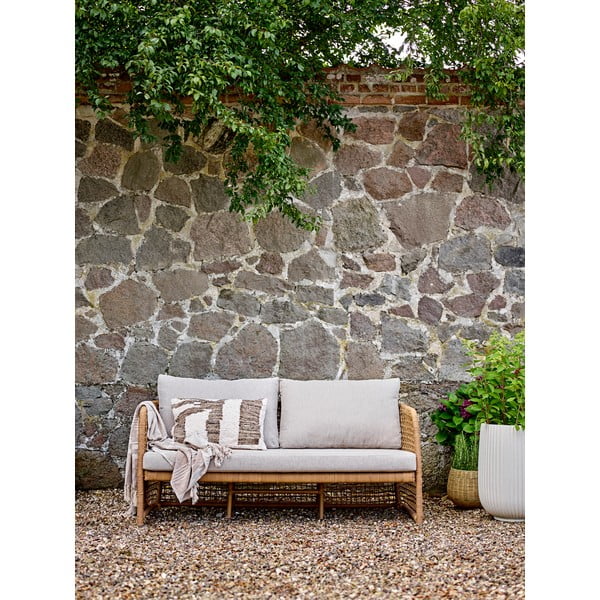 Smėlio spalvos/natūralios spalvos iš dirbtinio rotango sodo sofa Penzano – Bloomingville-image-2