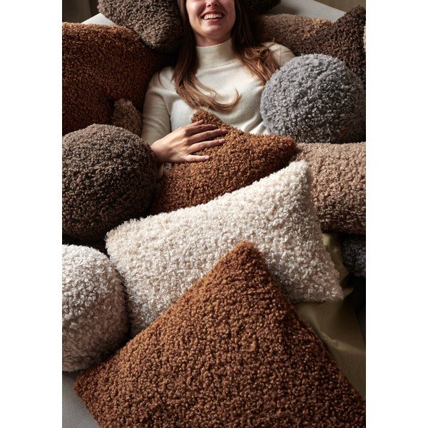 Iš pliušo dekoratyvinė pagalvėlė ø 26 cm Teddy – Blomus-image-3