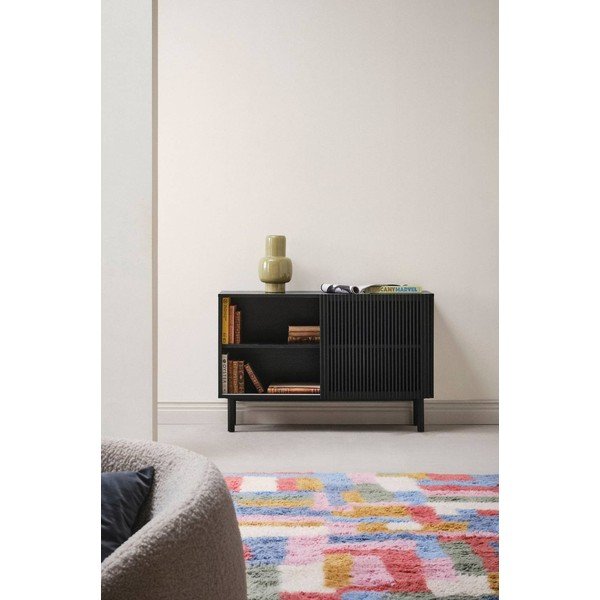Juodos spalvos spintelė iš uosio su stumdomomis durimis 124x80x45 cm Sion – Jotex-image-1