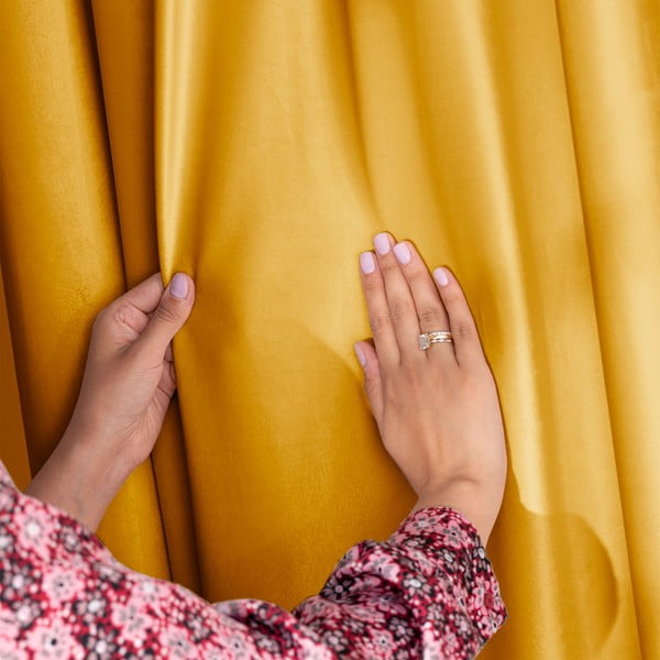 Geltonos spalvos iš velveto pritemdymas (dalinis užtemimas) užuolaida 140x245 cm Eyelets – Restilo-image-3