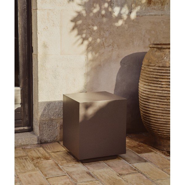 Iš betono sodo šoninis staliukas 35x35 cm Rustella – Kave Home-image-1