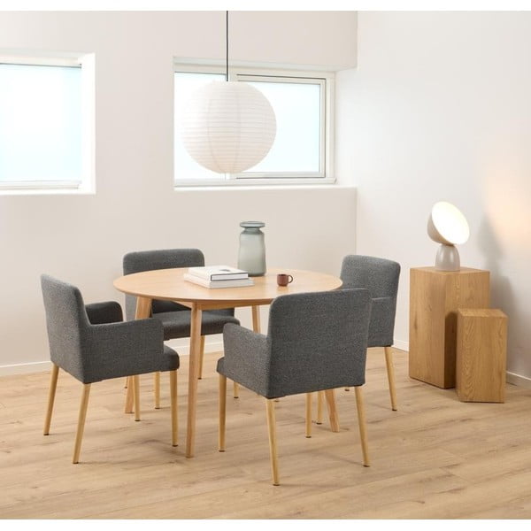 Pilkos spalvos iš audinio valgomojo kėdė su porankiais Zoe – Actona-image-1