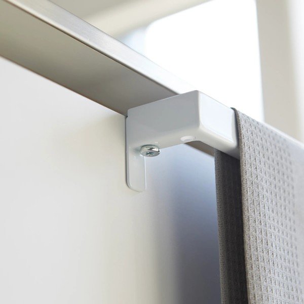 Pakabinamas baltos spalvos rankšluosčio stovas Tower – YAMAZAKI-image-3