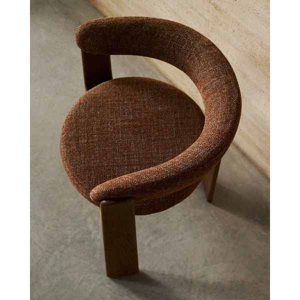 Rudos spalvos iš uosio masyvo valgomojo kėdė su porankiais Granite – Kave Home-image-2