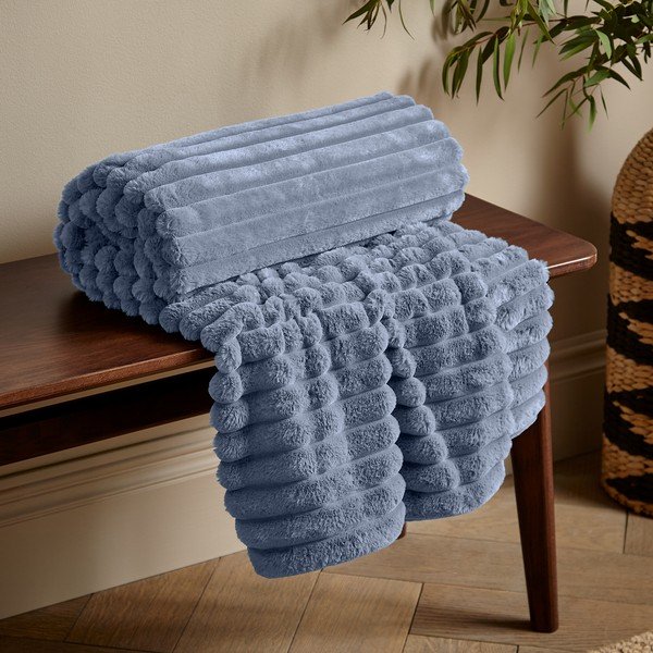 Mėlynos spalvos iš mikropliušo antklodė ir pledas 130x170 cm Cosy Ribbed – Catherine Lansfield-image-1