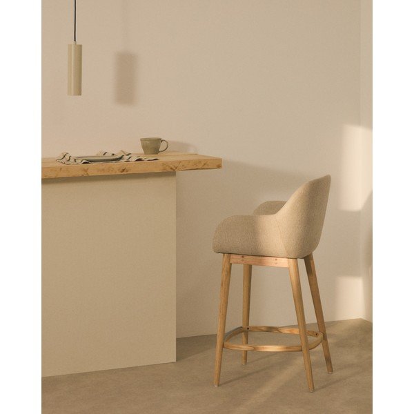 Smėlio spalvos iš audinio baro taburetė su porankiais (sėdynės aukštis 66 cm) Konna – Kave Home-image-1