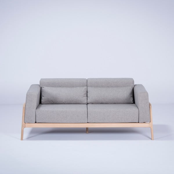 Pilkos spalvos sofa su ąžuolo masyvo konstrukcija Gazzda Fawn, 180 cm