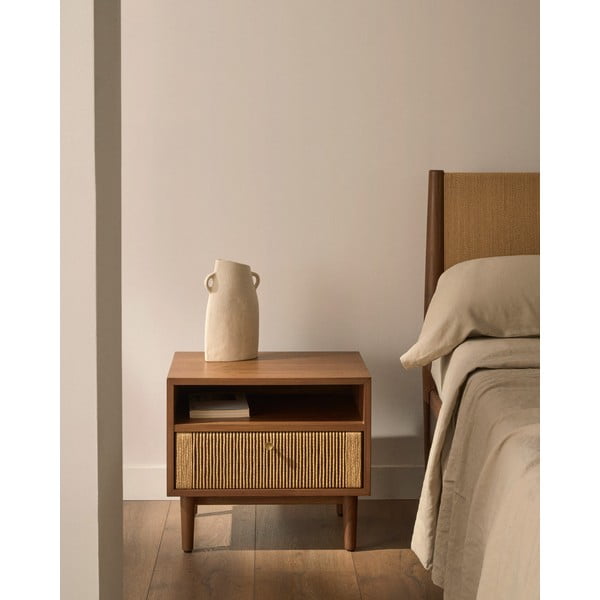 Naktinis staliukas rudos spalvos iš riešutmedžio Elan – Kave Home-image-1