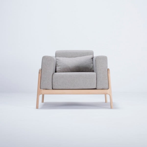 Fotelis su ąžuolo medienos konstrukcija ir pilkos tekstilės sėdyne Gazzda Fawn