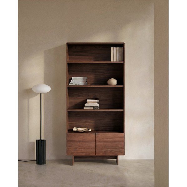 Tamsios natūralios spalvos pastatoma lentyna iš riešutmedžio 90x190x35 cm Norlen – Kave Home-image-1