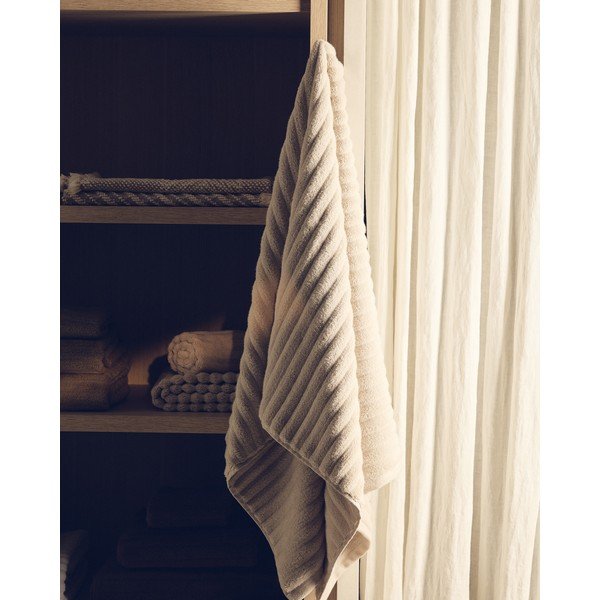 Smėlio spalvos iš frote audinio iš medvilnės rankšluostis 50x90 cm Navira – Kave Home-image-1