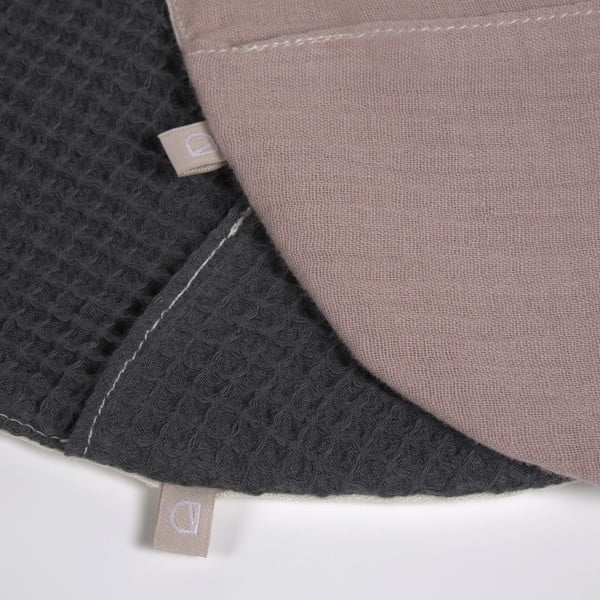 2 rožinės ir pilkos spalvos medvilninių seilinukų rinkinys su kišene Kave Home Maren-image-1