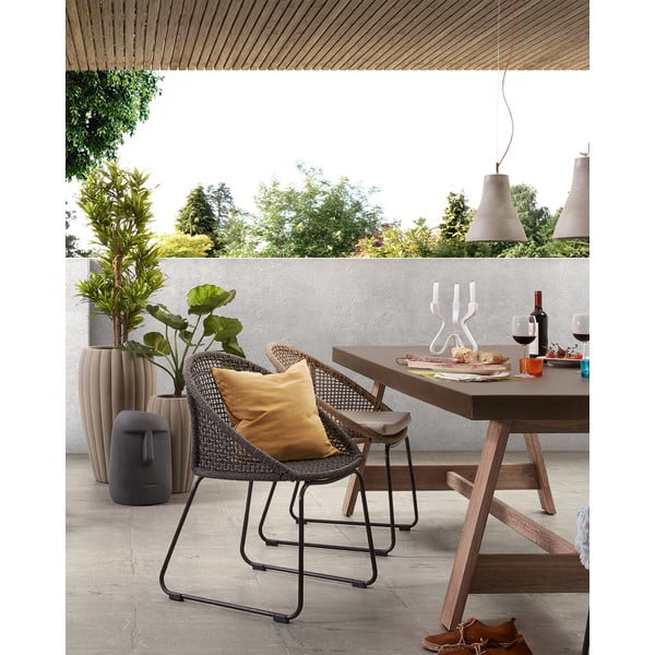 Tamsiai pilka betoninė sodo dekoracija Kave Home Levin Moai-image-2