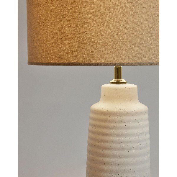 Baltos spalvos/smėlio spalvos iš keramikos stalinis šviestuvas (aukštis 58 cm) su tekstiliniu gaubtu Mijal – Kave Home-image-3