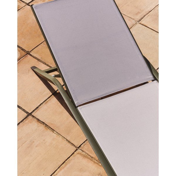 Žalios spalvos metalinis reguliuojamas sodo šezlongas Capraia – Kave Home-image-3
