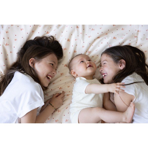 Šviesiai geltonos spalvos/rožinės spalvos iš organiškos medvilnės vaikiška patalynė vaikiškai lovai 100x140 cm Bows – Cam Cam Copenhagen-image-1