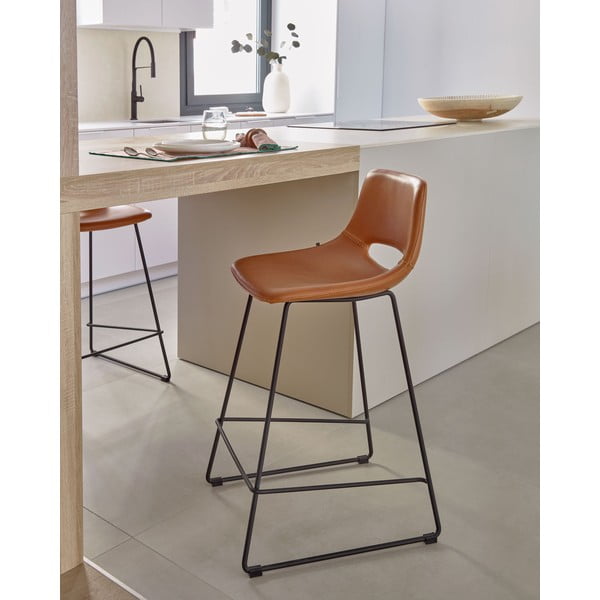 Iš dirbtinės odos baro taburėtės konjako rudos spalvos 2 vnt. (sėdynės aukštis 65 cm) Zahara – Kave Home-image-1